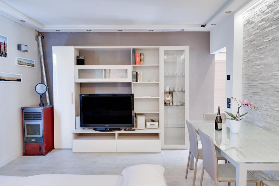 TV and multimedia, Living room, Seating area, Evening entertainment