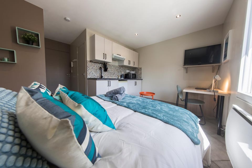 Communal lounge/ TV room, Bed, TV and multimedia, Kitchen or kitchenette, Living room, Photo of the whole room, Seating area, Bedroom