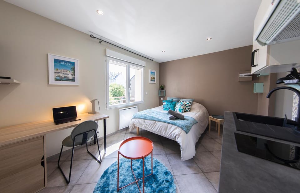 Bed, TV and multimedia, Kitchen or kitchenette, Living room, Photo of the whole room, Seating area, Dining area, Bedroom, towels