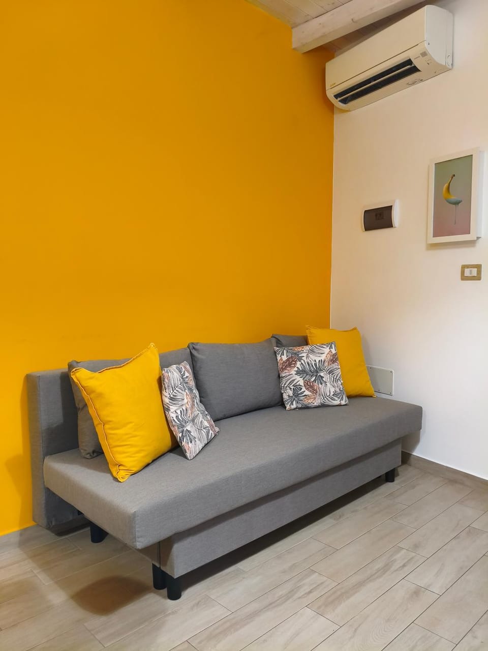 Bed, Living room, Seating area, air conditioner