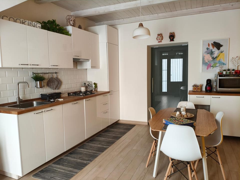 Dining area, kitchen
