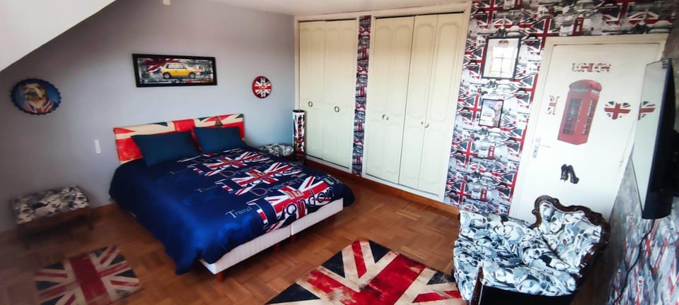 Photo of the whole room, wardrobe