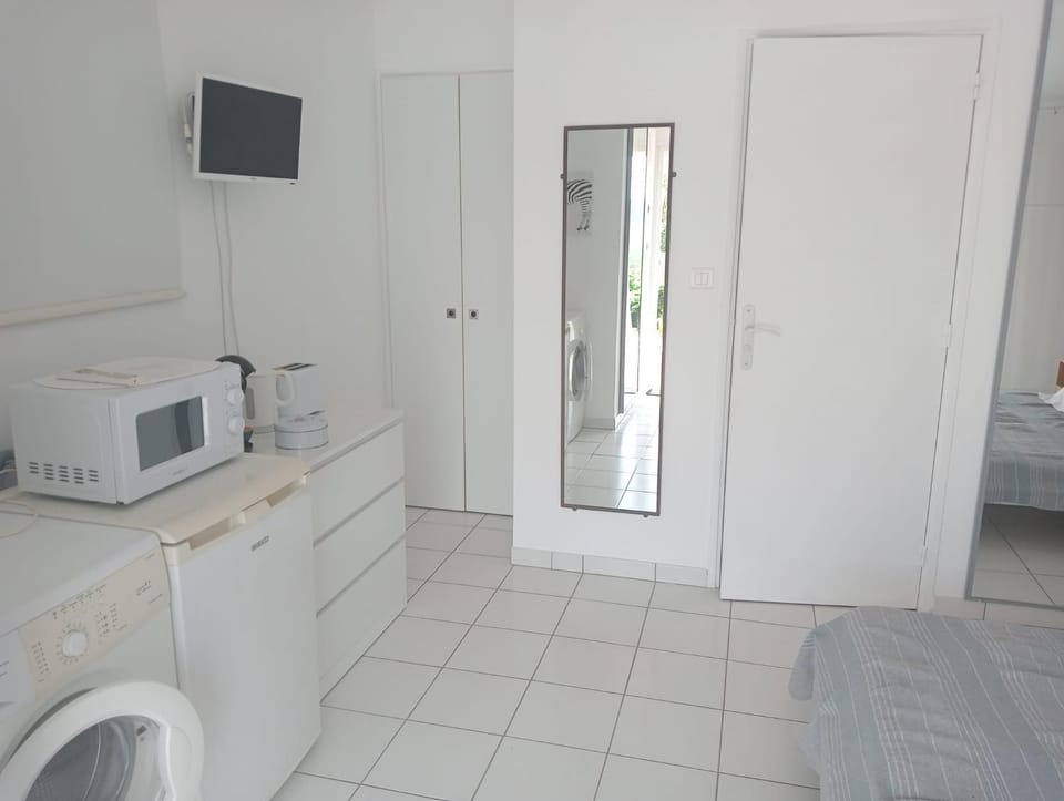 Chambre Indépendante sur terrain avec piscine Bed and Breakfast in Saint-Maximin-la-Sainte-Baume