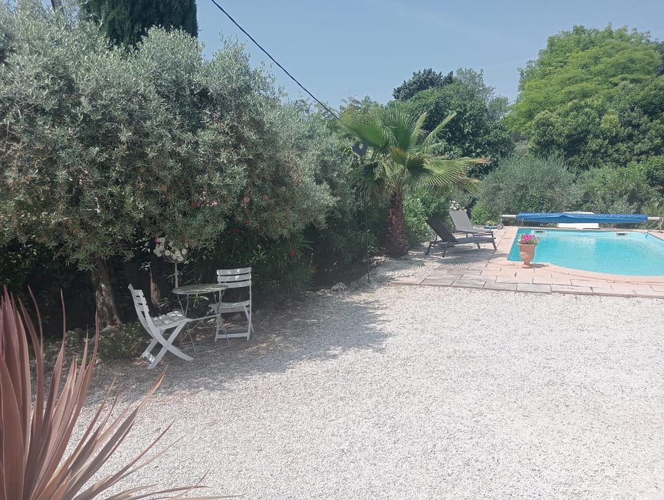 Chambre Indépendante sur terrain avec piscine Bed and Breakfast in Saint-Maximin-la-Sainte-Baume
