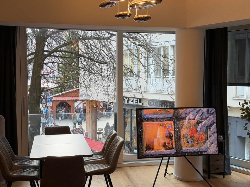 TV and multimedia, View (from property/room), Dining area, City view