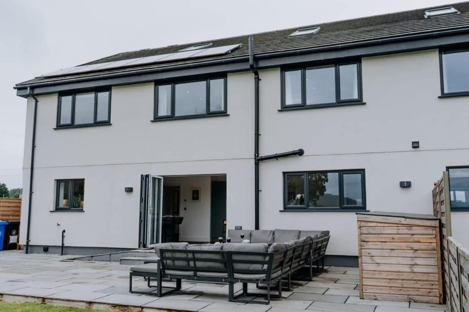 Modern Comfort Escape for 12 Guests -Rural Setting House in Wales