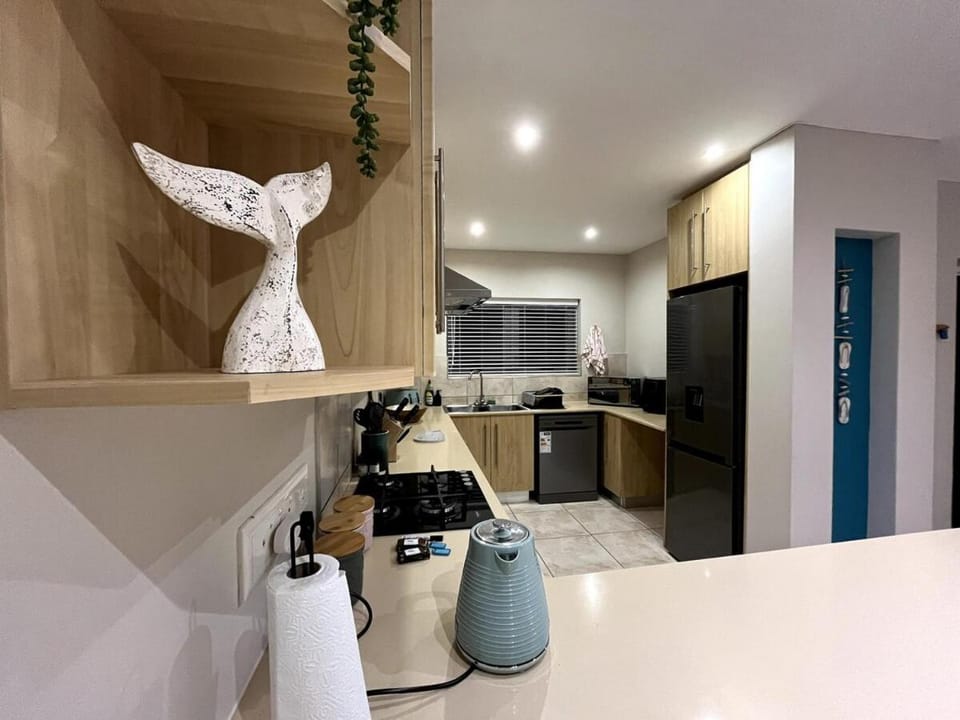 Kitchen or kitchenette, dishwasher, stove