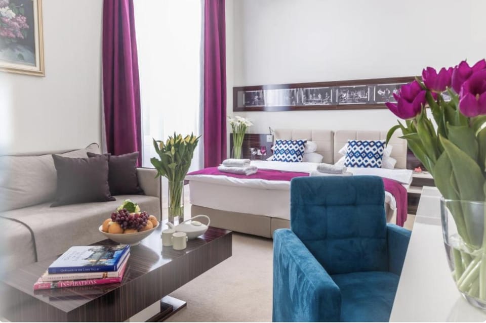 Bed, Living room, Photo of the whole room, Seating area, Bedroom