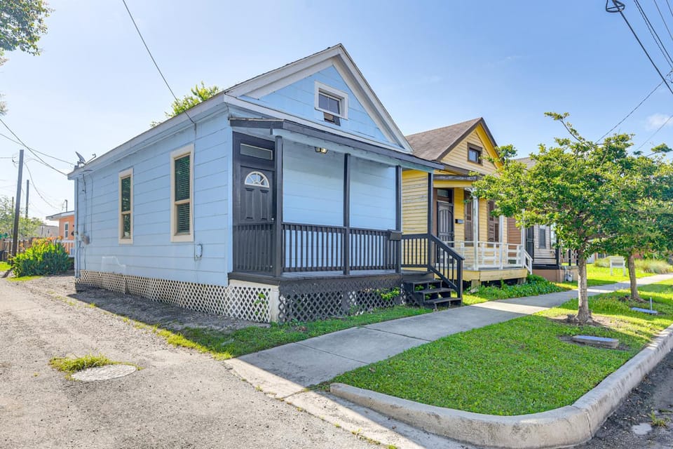 < 1 Mi to Seawall: Convenient Galveston Getaway! House in Galveston Island