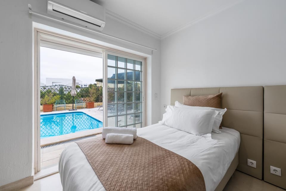 Bed, Photo of the whole room, Bedroom, Pool view, Swimming pool, air conditioner