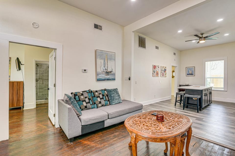 Steps to Seawall: Spacious Condo in Galveston! House in Galveston Island
