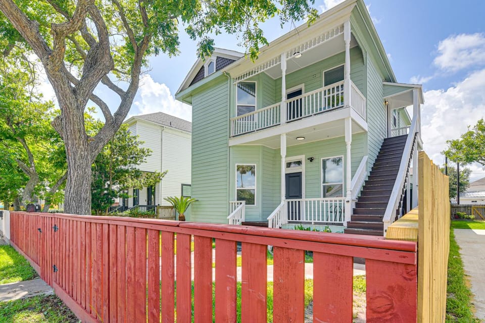 Steps to Seawall: Spacious Condo in Galveston! House in Galveston Island