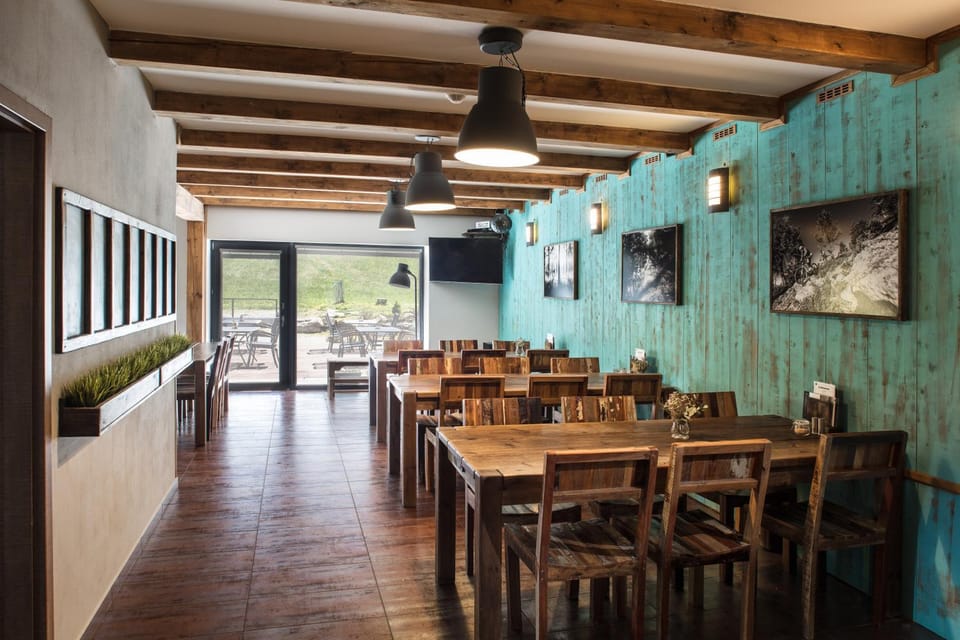 Restaurant/places to eat, Lounge or bar