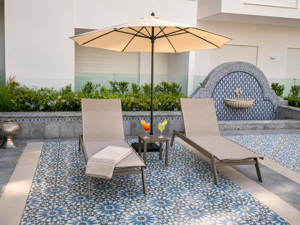 Garden, Balcony/Terrace, Seating area, Swimming pool, sunbed