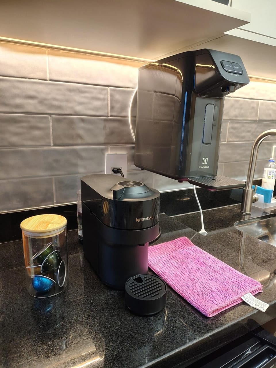 Coffee/tea facilities, Kitchen or kitchenette, stove