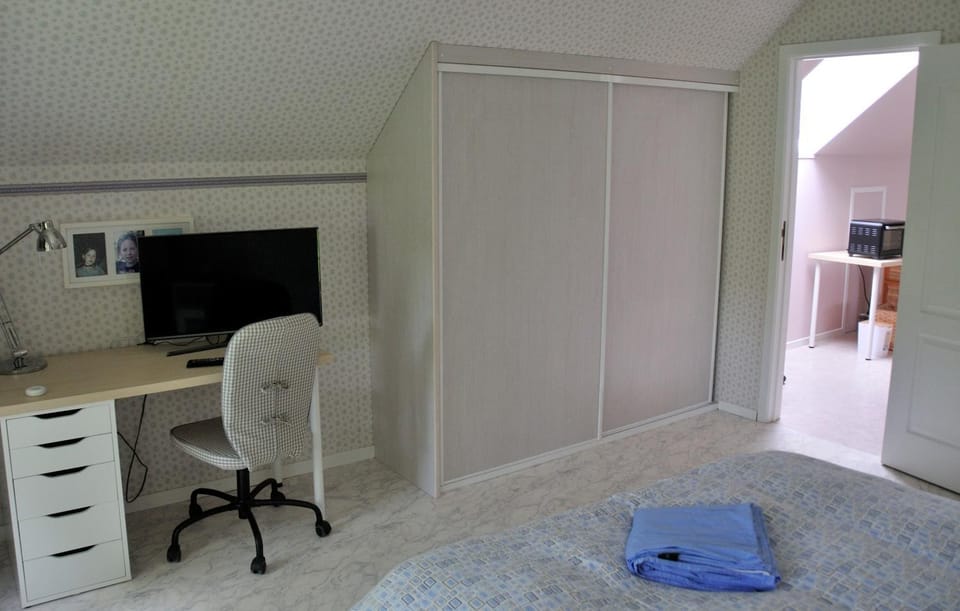Bed, TV and multimedia, Seating area, wardrobe
