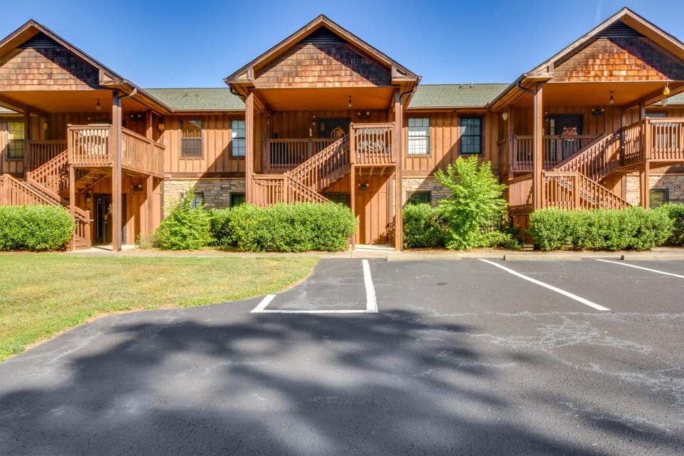 Scenic Outdoor Space: Lake Keowee Retreat! House in Lake Keowee