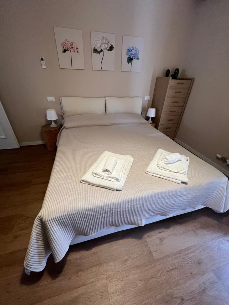 Bed, towels