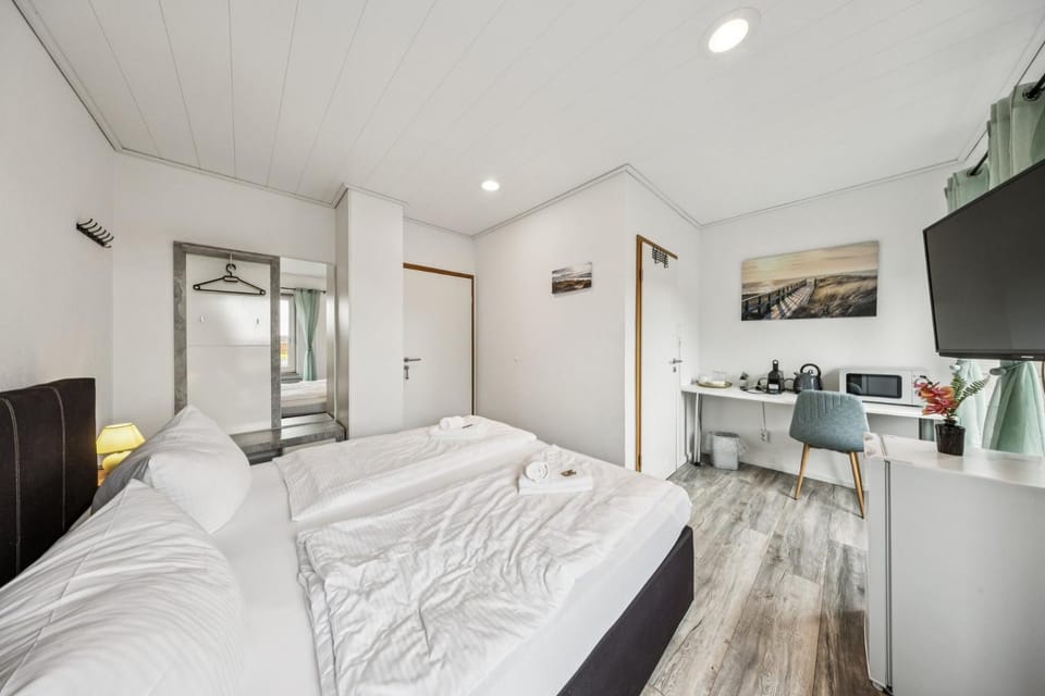 Bed, TV and multimedia, Coffee/tea facilities, Bedroom, microwave, towels, wardrobe