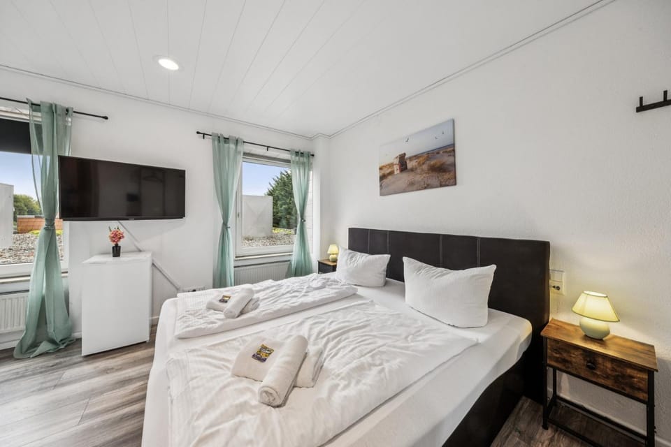 Bed, TV and multimedia, Bedroom, towels