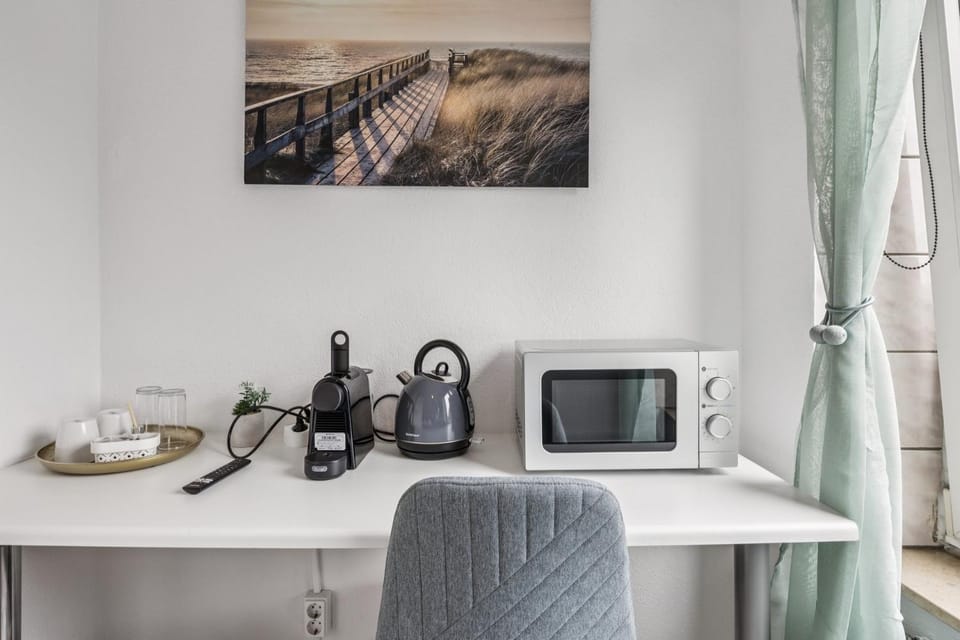 Coffee/tea facilities, microwave