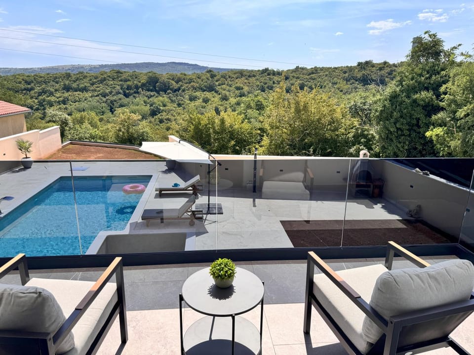 Patio, Day, Natural landscape, Garden, View (from property/room), Balcony/Terrace, Balcony/Terrace, Living room, Seating area, Mountain view, Swimming pool, Swimming pool, sunbed