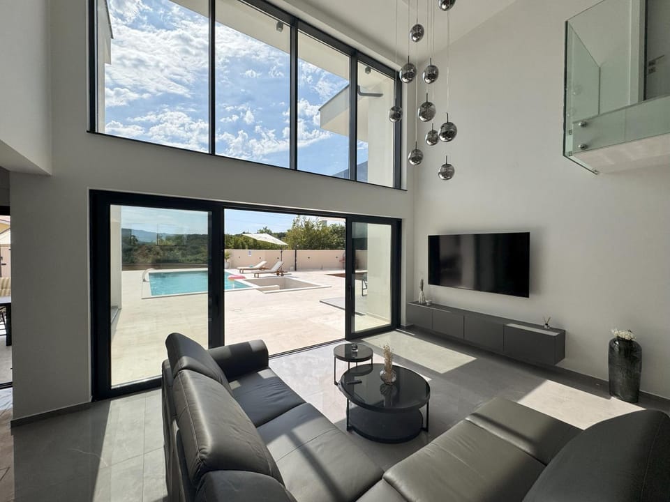 TV and multimedia, Living room, Seating area, Evening entertainment, Pool view, Swimming pool