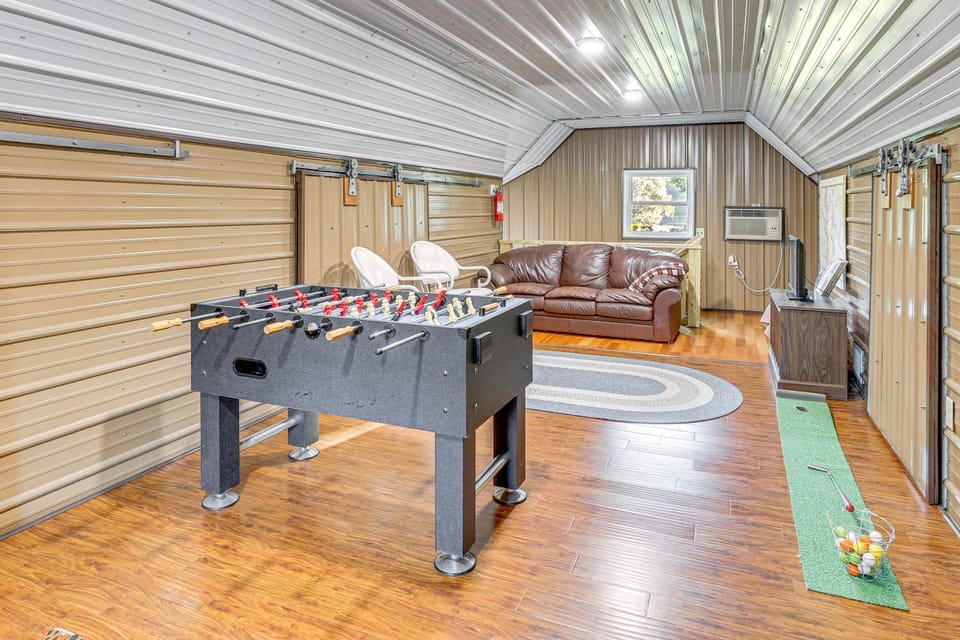 Walk to Spring Lake w/ Waterpark: Family Retreat! House in Mankato