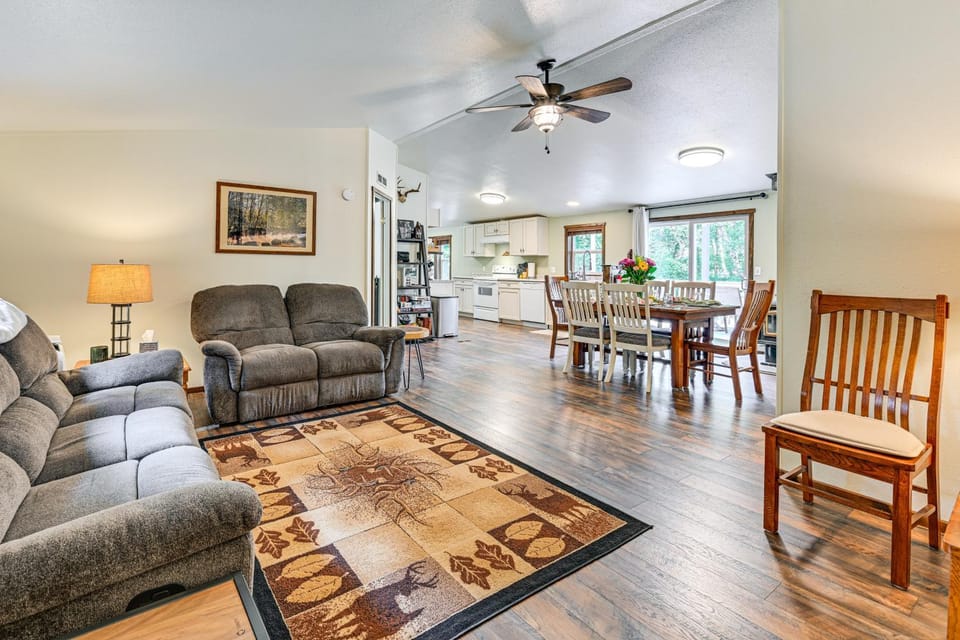 Gateway to Mt Rainier: Riverfront Haven w/ Hot Tub House in Washington