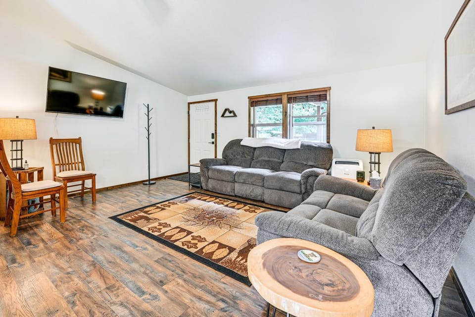 Gateway to Mt Rainier: Riverfront Haven w/ Hot Tub House in Washington