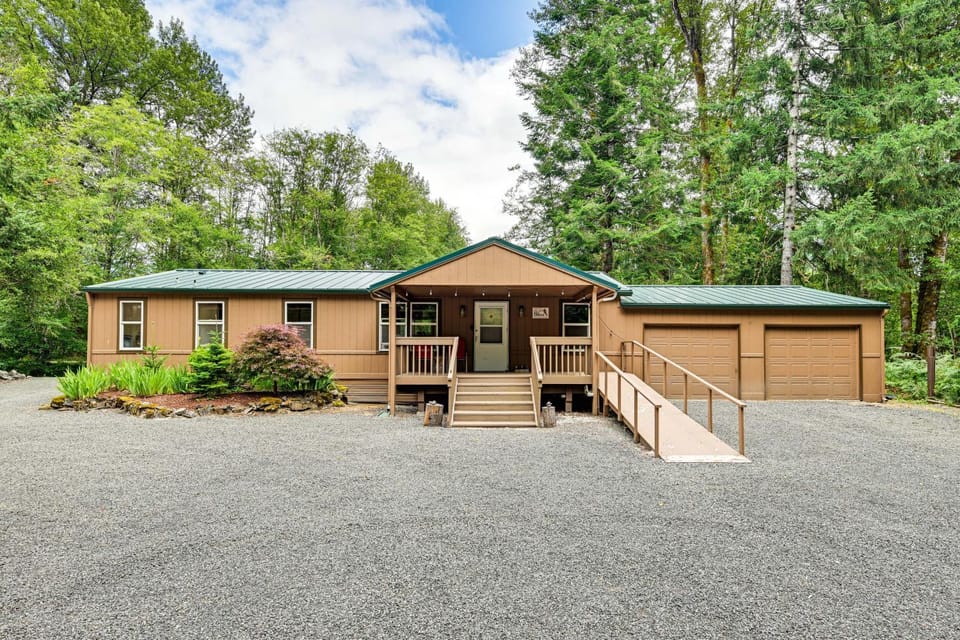 Gateway to Mt Rainier: Riverfront Haven w/ Hot Tub House in Washington