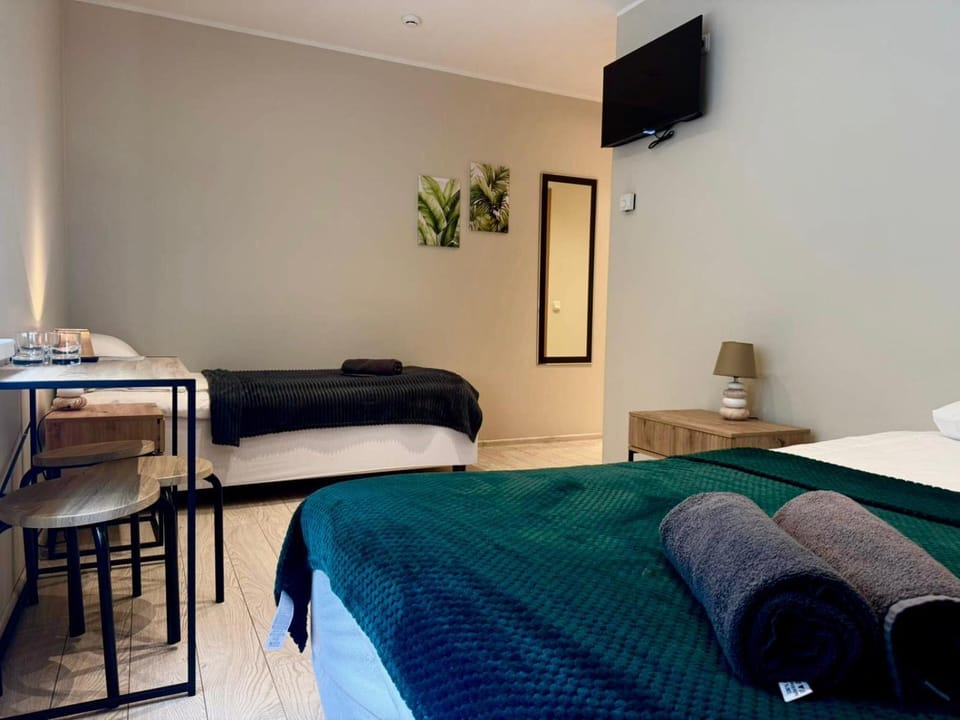 Bed, TV and multimedia, Bedroom
