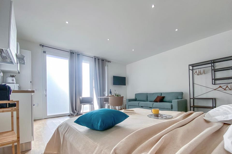 Bed, TV and multimedia, Kitchen or kitchenette, Living room, Photo of the whole room, Dining area, Bedroom, towels, air conditioner