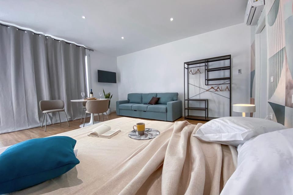 Bed, TV and multimedia, Living room, Photo of the whole room, Bedroom, towels