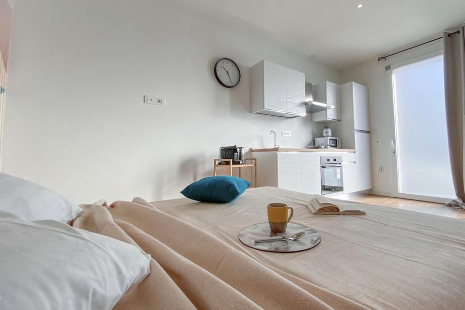Bed, Coffee/tea facilities, Kitchen or kitchenette, Photo of the whole room, Dining area, Bedroom