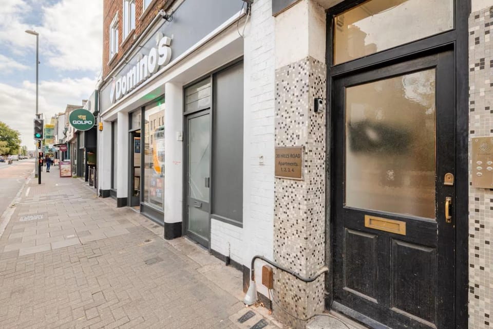 Stunning 2 Bedroom Flat with Charming Patio Apartment in Cambridge