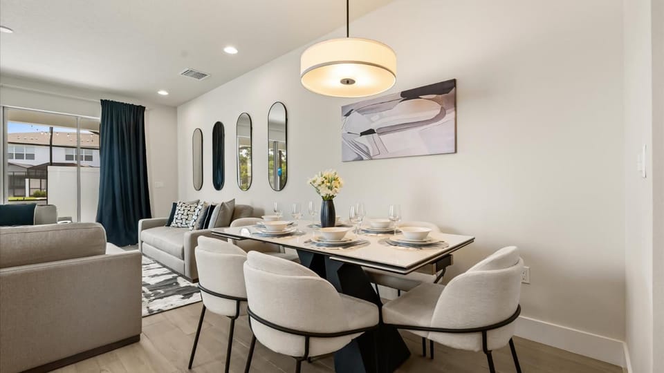 Contemporary 4BR Townhome with Pool & Themed Rooms House in Four Corners