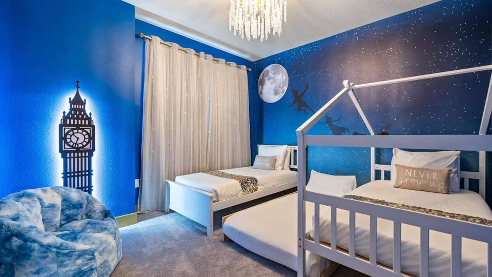 Contemporary 4BR Townhome with Pool & Themed Rooms House in Four Corners