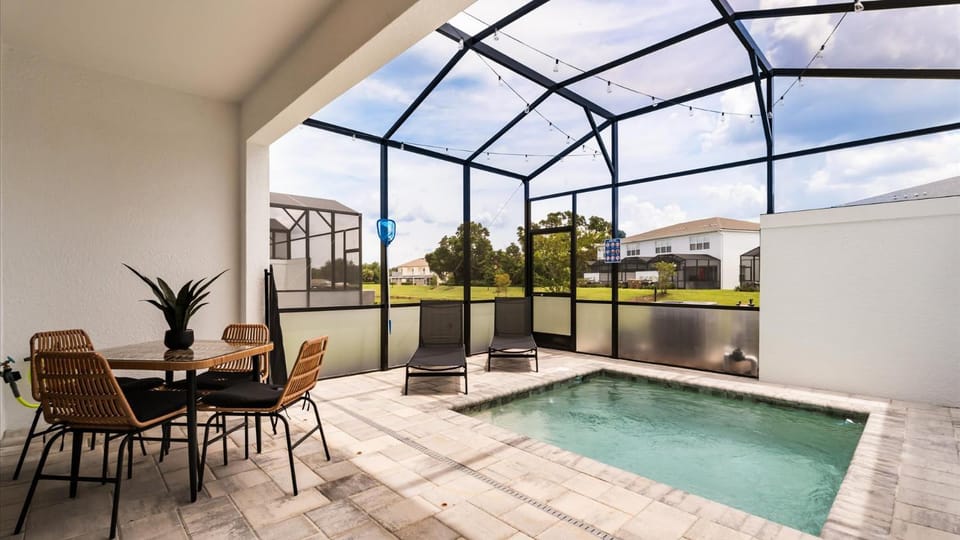 Contemporary 4BR Townhome with Pool & Themed Rooms House in Four Corners