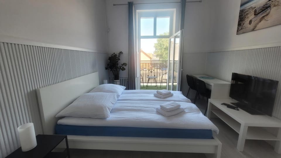 Bed, TV and multimedia, Photo of the whole room, Bedroom, towels