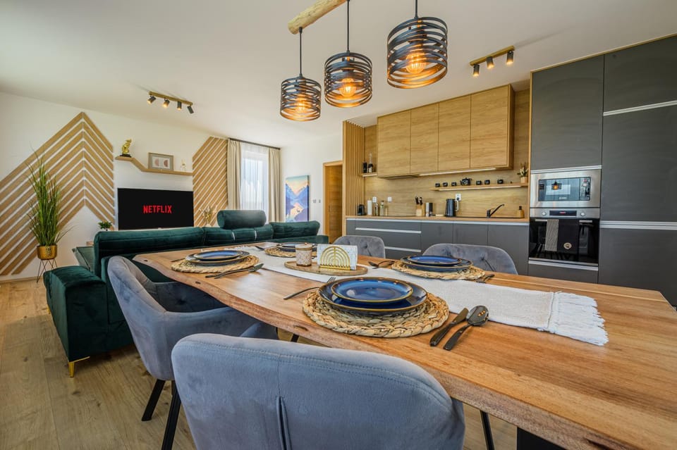 TV and multimedia, Kitchen or kitchenette, Living room, Photo of the whole room, Dining area, microwave, oven, stove, kitchen