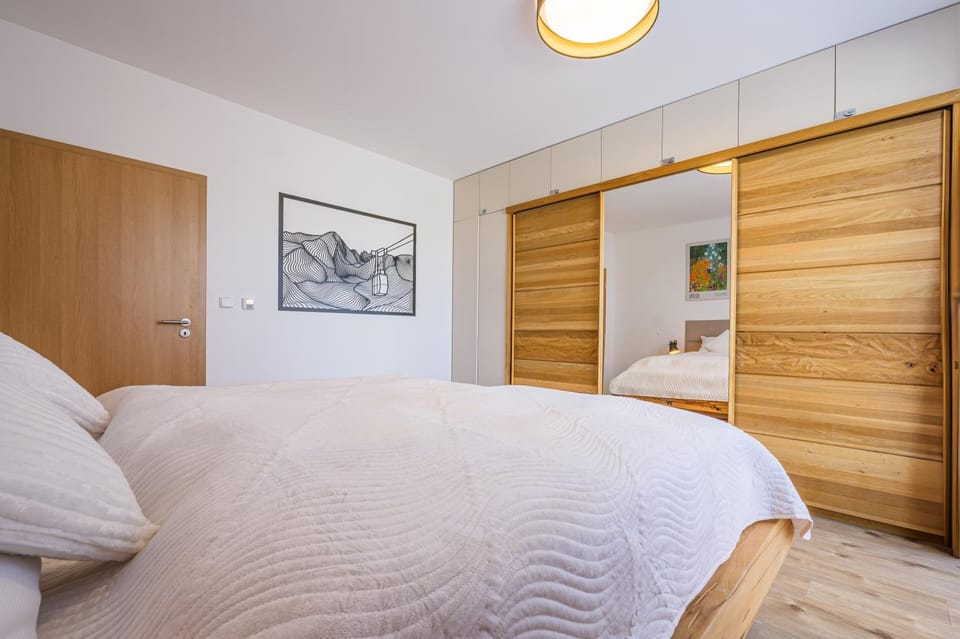 Photo of the whole room, Bedroom, wardrobe
