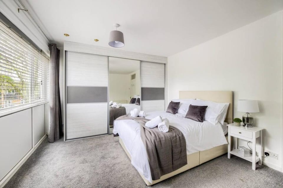 Beautiful Spacious 4BR House - Fawn House - Solihull Apartment in Shirley