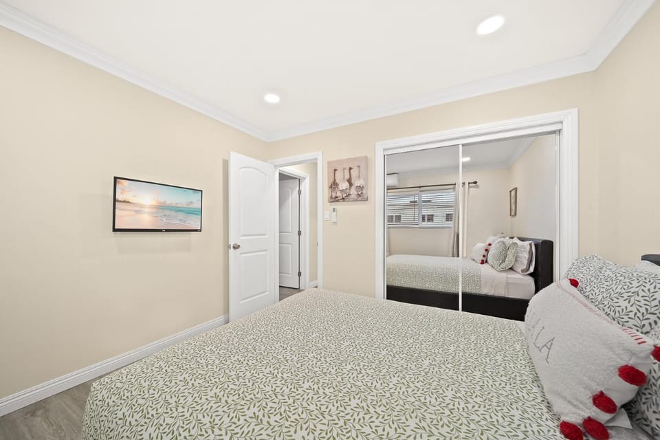 Bed, TV and multimedia, Photo of the whole room, Bedroom, wardrobe