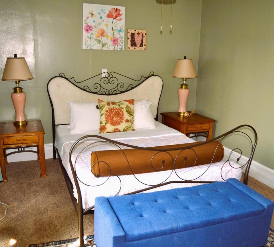 7 Bedrooms Retreat Sleeps 13 House in Grand Forks