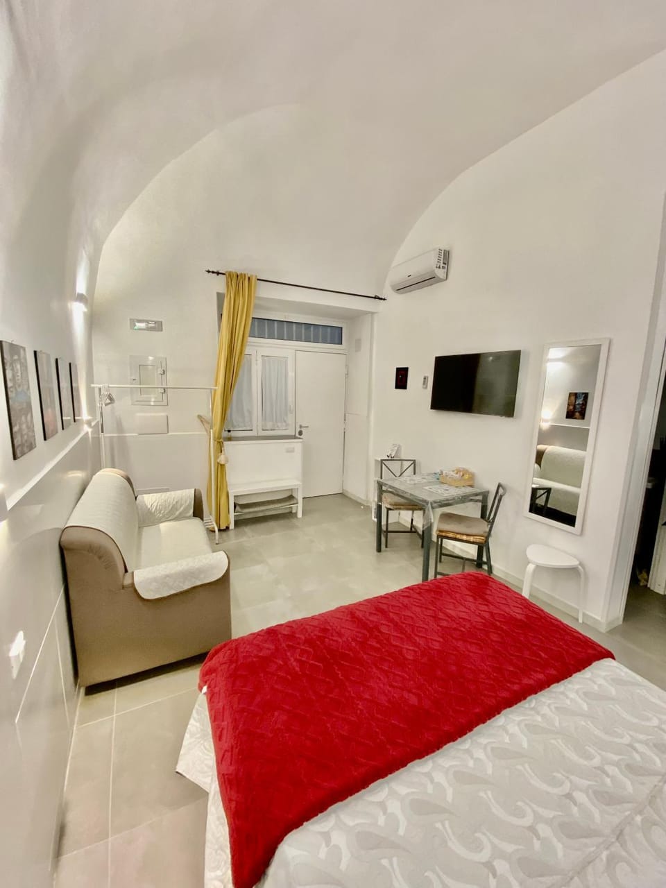 Bed, TV and multimedia, Living room, Photo of the whole room, Seating area, Dining area, Bedroom