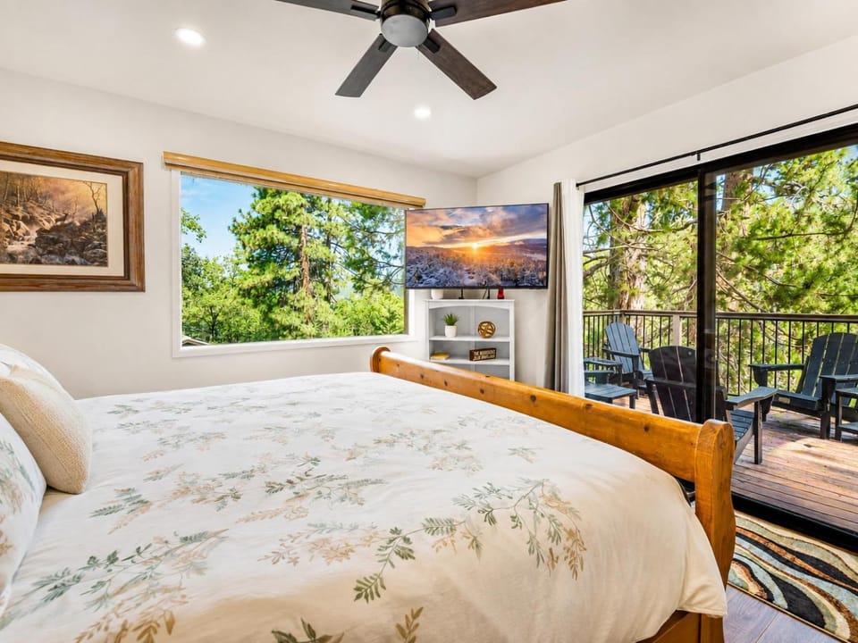 Bed, TV and multimedia, Bedroom