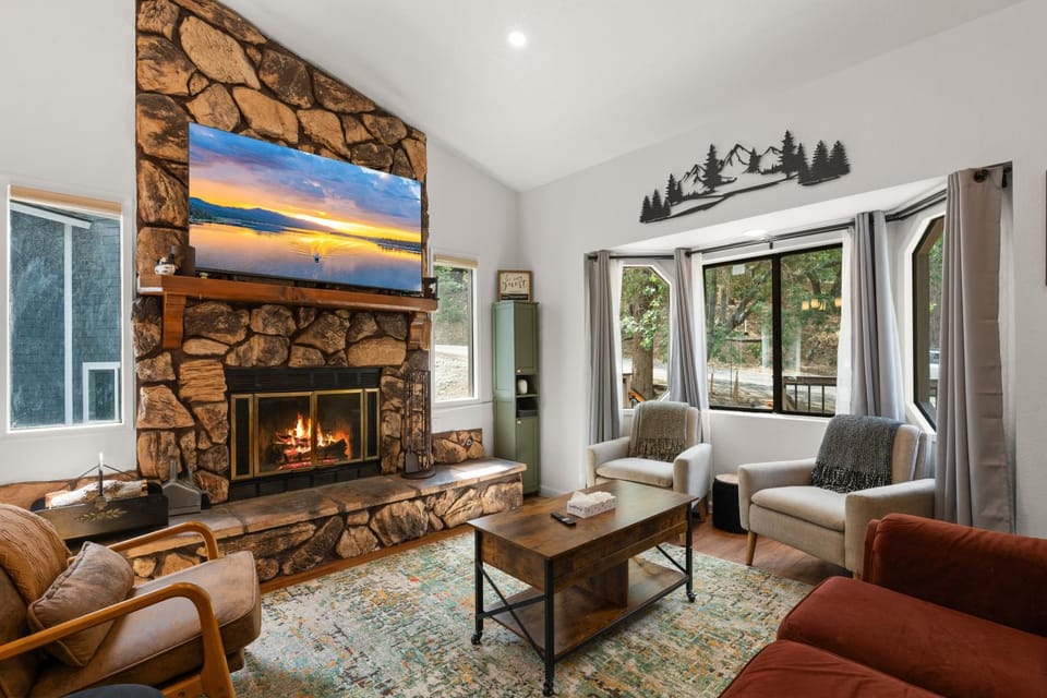 TV and multimedia, Living room, Seating area, fireplace
