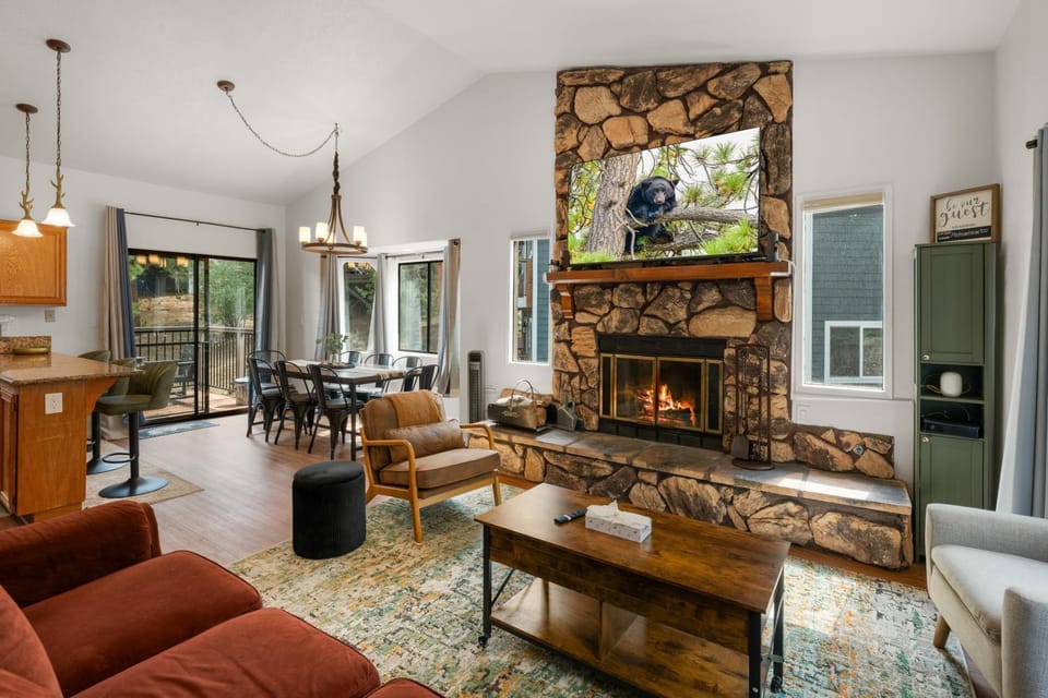 TV and multimedia, Living room, Seating area, Dining area, fireplace