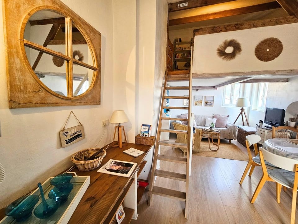 Joli cocon sous les toits au cœur de Vence et sa charmante terrasse tropezienne Apartment in Vence